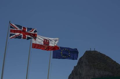 Banderas del Reino Unido, Gibraltar y la Uni&oacute;n Europea ondeando en Gibraltar.  