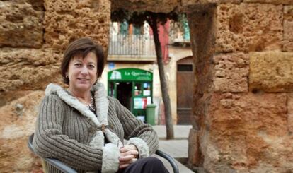 Isabel Rodà, junto a las murallas romanas de Tarragona.