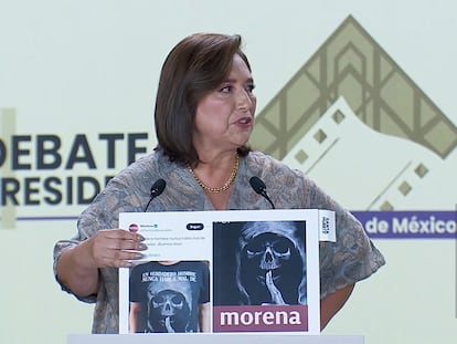 Xóchitl Gálvez muestra una cartulina con la imagen de una playera viralizada en redes sociales durante segundo debate, el 28 de abril.