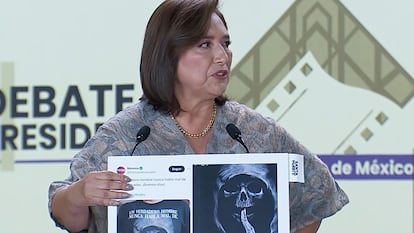 Xóchitl Gálvez muestra una cartulina con la imagen de una playera viralizada en redes sociales, durante el segundo debate presidencial, el 28 de abril.