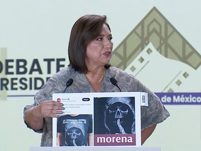 Xóchitl Gálvez muestra una cartulina con la imagen de una playera viralizada en redes sociales, durante el segundo debate presidencial, el 28 de abril.