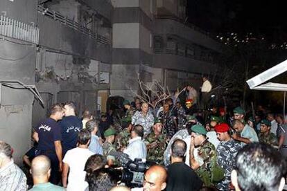 Fuerzas libanesas de la Defensa Civil inspeccionan el lugar de la explosión.