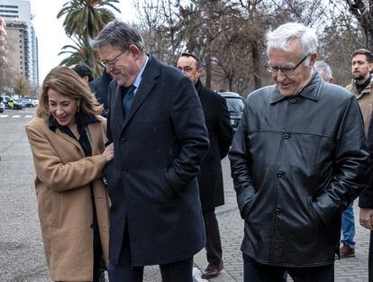 La ministra de Transportes, Raquel Sánchez, el presidente de la Generalitat, Ximo Puig, en el centro, y el alcalde de Valencia, Joan Ribó, visitan la zona en la que se iniciarán los trabajos previos del proyecto del Canal de Acceso ferroviario.