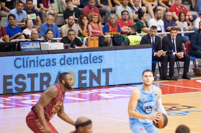 Antonio Gil; su mujer, Raquel Martínez, y su cuñado, Juanma Martínez, al fondo, en la mesa, durante un partido del UCAM Murcia. | Foto cedida.