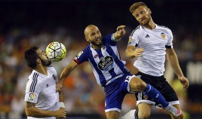 Negredo, Mustafi luchan por un bal&oacute;n con Sanabria.