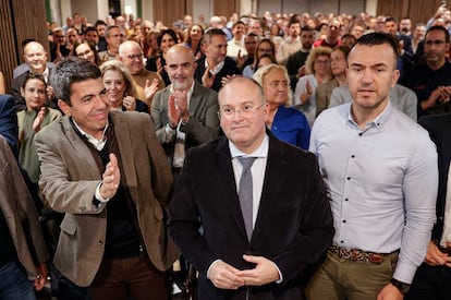 El presidente valenciano, Carlos Mazón (izqda), junto con el portavoz del PP en el Congreso de los Diputados, Miguel Tellado (centro), y el presidente de la Diputación de valencia, Vicente Mompó, el pasado 5 de diciembre, en la junta directiva de los populares valencianos.