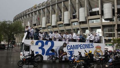 El autobús descapotable del equipo sale del Santiago Bernabéu.