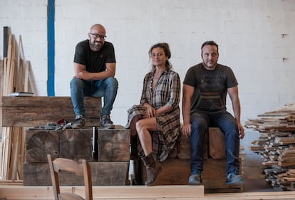 Alberto Gallardo, Susana Pérez y José Pérez, socios de Teacampa, en uno de los talleres que tiene la empresa chiclanera.