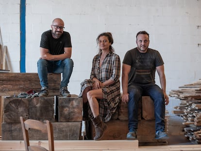 Alberto Gallardo, Susana Pérez y José Pérez, socios de Teacampa, en uno de los talleres que tiene la empresa chiclanera.