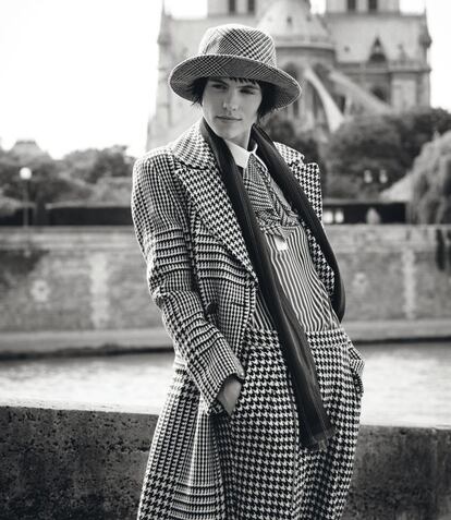 <strong>CUADROS CROMÁTICOS.</strong> Abrigo de lana, camisa, corbatín de seda y sombrero de lana, en príncipe de gales, todo de Tommy Hilfiger. Pantalón de pata de gallo de Brain & Beast. Fular de Hackett.<br></br> <em>De los estampados felinos al terciopelo, pasando por el ‘grunge’, no hay tendencia que este otoño no se pueda declinar con la ayuda de un pantalón y una chaqueta. </em>