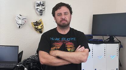 Alejandro Cáceres, pero se le conoce como P4x (su alias de hacker). Hyperion Gray, LLC. CEO, Hacker. En una foto cedida por él.