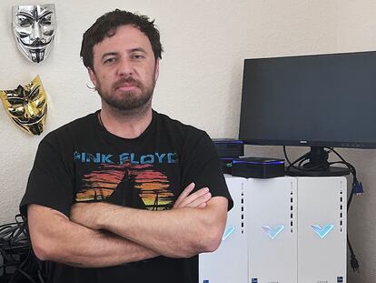 Alejandro Cáceres, pero se le conoce como P4x (su alias de hacker). Hyperion Gray, LLC. CEO, Hacker. En una foto cedida por él.