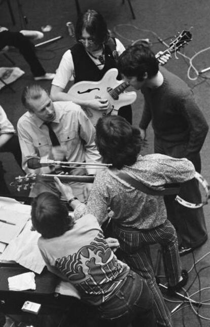 Los Beatles, durante la grabación del 'Álbum blanco', con el productor George Martin (sentado).