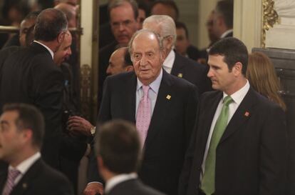 El rey Juan Carlos I de España asiste al acto de toma de posesión de Mauricia Macri en la Casa Rosada.  