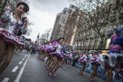 Un grupo de folclore boliviano participa en el pasacalles, durante la celebración del Carnaval de Madrid, una fiesta multiétnica que radicará en el distrito de Tetuán de la ciudad a los malabaristas y lanzallamas, las fiestas de etiqueta y máscara y los entierros de la sardina de otras ciudades. 