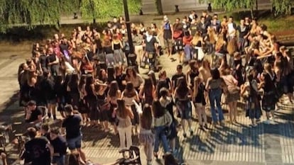 Decenas de jóvenes celebran una fiesta en Beasain, Gipuzkoa.