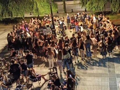 Decenas de jóvenes celebran una fiesta en Beasain, Gipuzkoa.