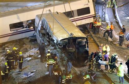 Servicios de emergencia trabajan en el lugar del siniestro, 25 de julio de 2013. El accidente de un tren Alvia que cubría la ruta entre Madrid y Ferrol y que ha descarrilado minutos antes de las nueve de la noche en las proximidades de Santiago de Compostela es uno de los más graves registrados en España en los últimos años.