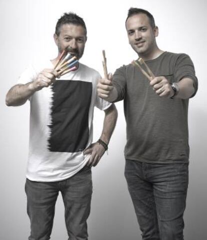 Los fundadores de Naturbrush muestran sus cepillos de dientes.