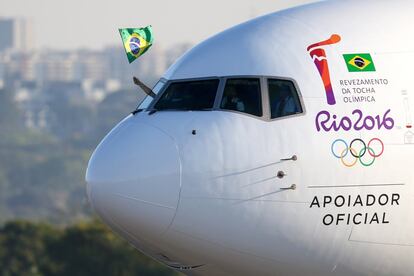 El avión con la llama que presidirá los Juegos Olímpicos de Río de Janeiro llegó al aeropuerto internacional de Brasilia.