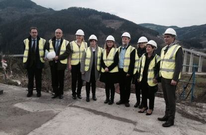 Una delegación de la Comisión de Transportes del Parlamento europeo, en cabezada por su presidente, Michael Cramer (cuarto por la derecha), junto a la consejera Ana Oregi, visita las obras de la 'Y vasca' en Bergara.