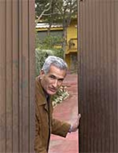 Rafael Vera, ayer, a la puerta de su domicilio, en Madrid.