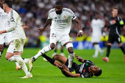 El jugador del Real Madrid, Antonio Ruediger, pisa en una jugada a Myles Lewis-Skelly, del Arsenal.