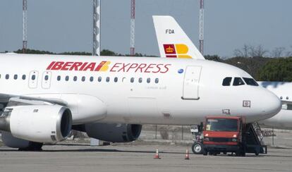 Una imagen cedida por Iberia con uno de los aviones de la filial.