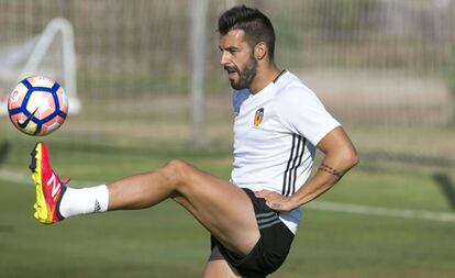 Álvaro Negredo durante un entrenamiento con el Valencia.