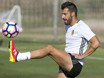 Álvaro Negredo durante un entrenamiento con el Valencia.