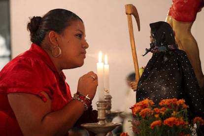 Una mujer ofrenda a la Santa Muerte en Ciudad Juárez.