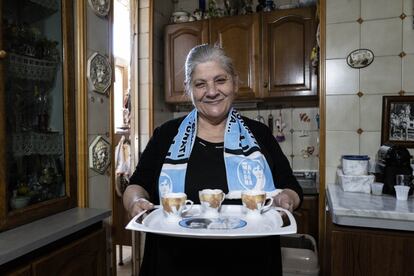 Lucia Rispoli, cocinera y ama de llaves de Maradona, recuerda que solo le haca comida napolitana. Pasta con patata en cantidades ingentes. Siempre le llevaba un bocadillo de mortadela para los partidos.