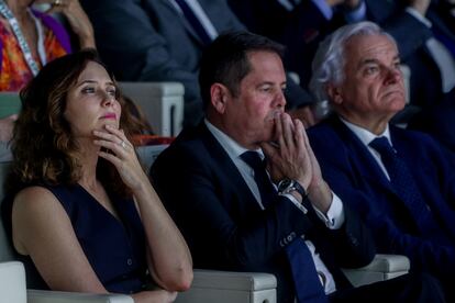 La presidenta de la Comunidad de Madrid, Isabel Díaz Ayuso (izquierda) y el presidente de Cepyme, Gerardo Cuerva (centro), este miércoles en Madrid.