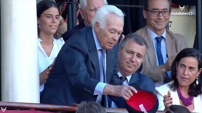 Curro Romero recoge la montera de José Ruiz Muñoz, su sobrino nieto.