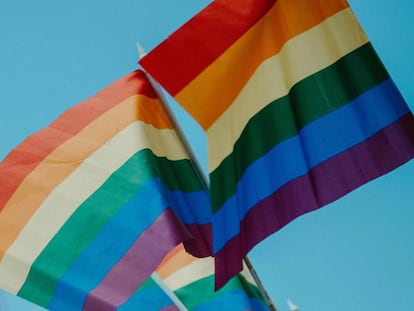 Bandera multicolor del movimiento LGTBI.