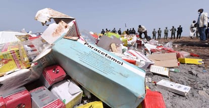 Imagen del 21 de abril de 2015 en la que se ven los trabajos de destrucción de cuatro toneladas de medicamentos ilegales en Dakar, Senegal.