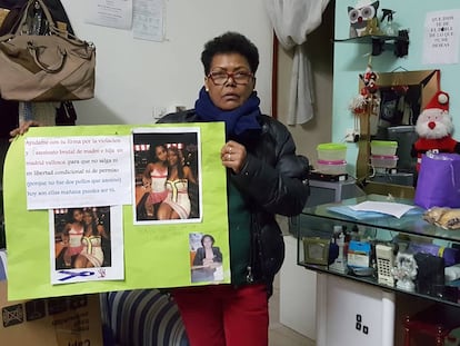 La abuela de la ni&ntilde;a exhibe la pancarta que utiliz&oacute; para buscar a su nieta y su ex nuera