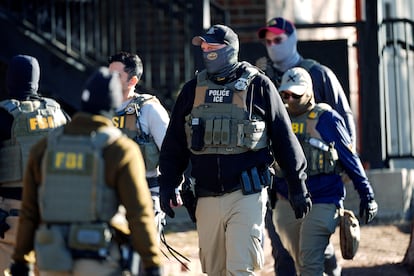 Agentes de la policía local, durante una redada en un complejo de apartamentos, el miércoles 5 de febrero de 2025 al este de Denver.