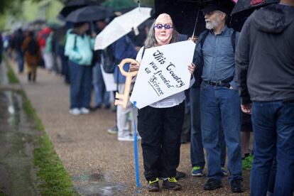 Una mujer sujeta, durante el transcurso de la concentración en Washington, un cartel con el mensaje: 'Este país se fundó en la ciencia'.