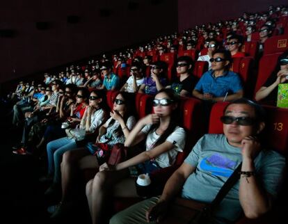 El público de una sala china donde se proyecta 'Transformers: la era de la extinción' en 3D.