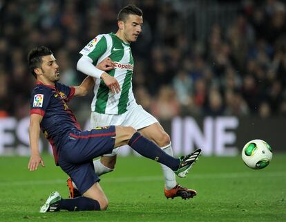 Villa lucha la pelota con el defensa del Córdoba Manuel Fernández.