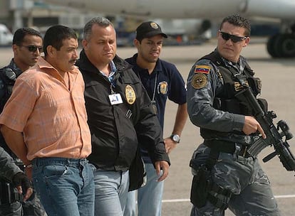 Policías venezolanos escontan a Gabriel Culma Ortiz durante su deportación a Colombia.