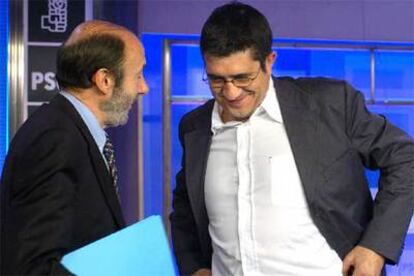 Alfredo Pérez Rubalcaba, portavoz parlamentario del PSOE, con Patxi López, líder del PSE-EE, ayer en Madrid.