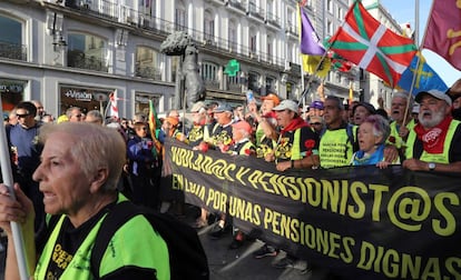 La columna de pensionistas procedente de Bilbao entra en la Puerta del Sol por la Calle Alcalá