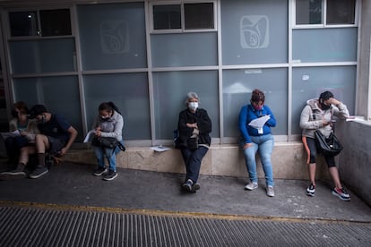 Personas aguardan afuera Hospital General de Zona IMSS, en Parque de los Venados, en 2022.
