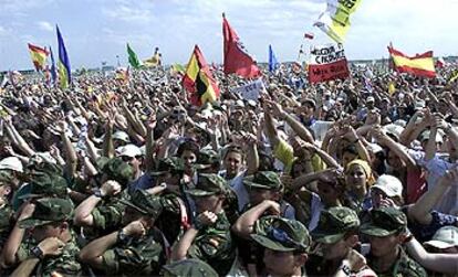 Decenas de miles de jóvenes se congregaron en el aeródromo madrileño de Cuatro Vientos para encontrarse con el papa Juan Pablo II.