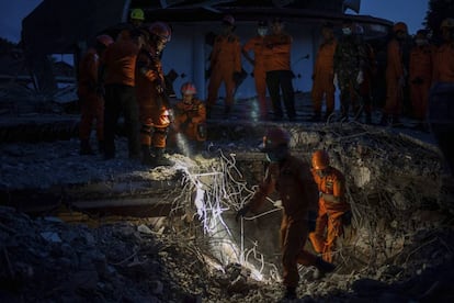 Equipos de rescate buscan sobrevivientes en los escombros de Lombok.