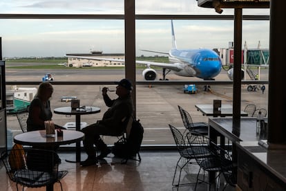 Pasajeros esperan su vuelo en el aeropuerto Ministro Pistarini en Buenos Aires, el 9 de octubre 2024.