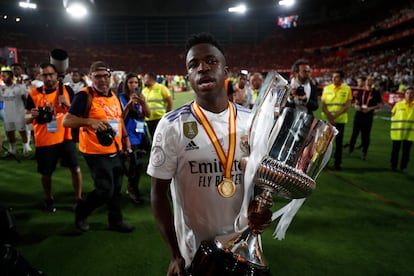 Vinicius, con la copa de campeón, este sábado en Sevilla.