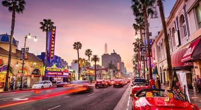 Hollywood Boulevard al atardecer, en Los Ángeles (EE UU).